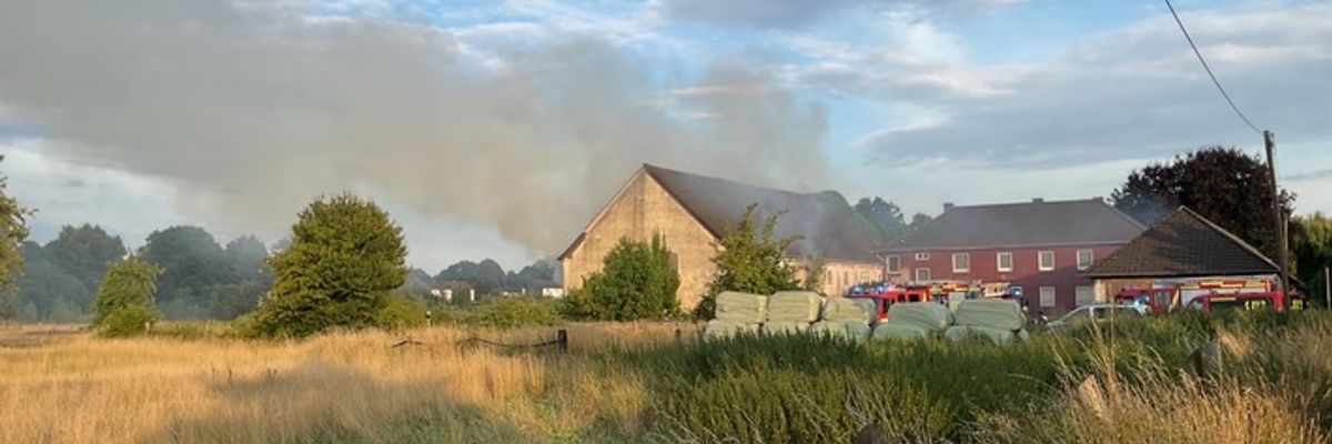 FW-DO: Scheunenbrand in Dortmund-Scharnhorst - Brandbekämpfung dauert derzeit noch an