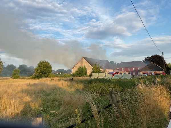 FW-DO: Scheunenbrand in Dortmund-Scharnhorst - Brandbekämpfung dauert derzeit noch an