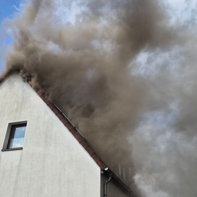 FW Südheide: Schuppenbrand greift auf Dachstuhl über-Feuerwehren in Hermannsburg im Großeinsatz