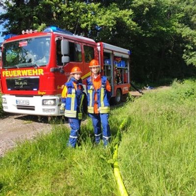 FW-AR: Jugendfeuerwehr trainiert Einsatzrealität