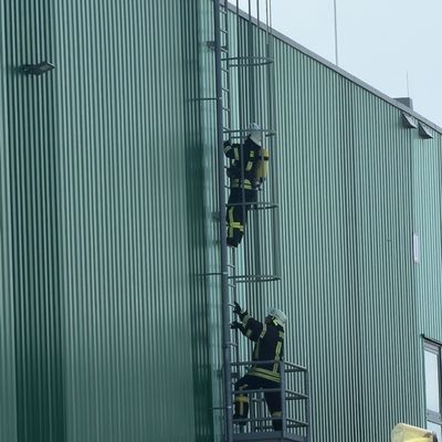 FW-ROW: Feuer auf dem Dach einer Logistikhalle