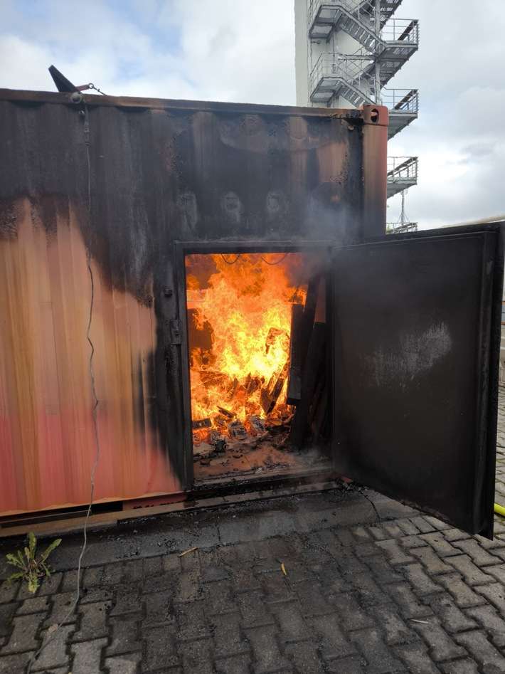 FW-EN: Wetter - Heißausbildung bei der Berufsfeuerwehr Hagen