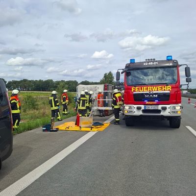 FW-ROW: Verkehrsunfall mit Wohnmobil auf der BAB 1 - Eine Person durch Feuerwehr gerettet
