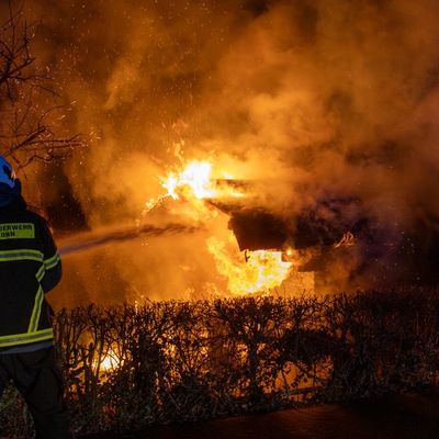 FW-MK: Brand einer Gartenhütte in voller Ausdehnung