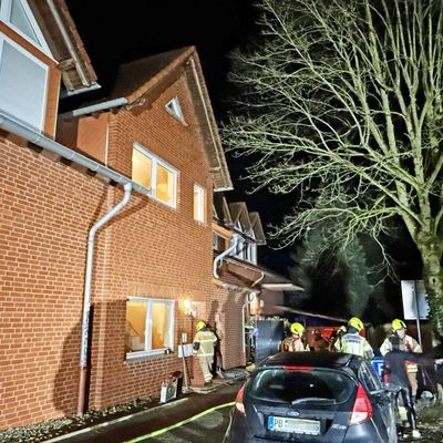 FW Paderborn: Gemeldeter Zimmerbrand mit Person in Paderborn Elsen