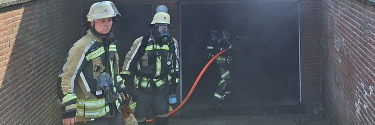 FW Bocholt: Garagenbrand mit Ausbreitung auf Wohnhaus