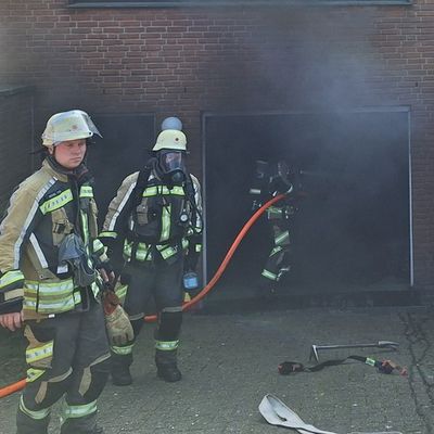 FW Bocholt: Garagenbrand mit Ausbreitung auf Wohnhaus