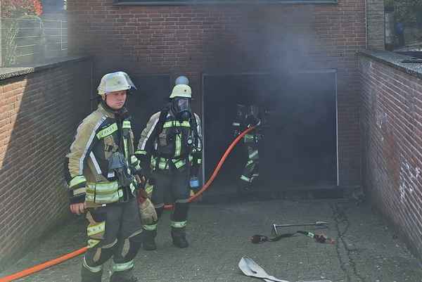 FW Bocholt: Garagenbrand mit Ausbreitung auf Wohnhaus