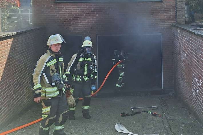 FW Bocholt: Garagenbrand mit Ausbreitung auf Wohnhaus