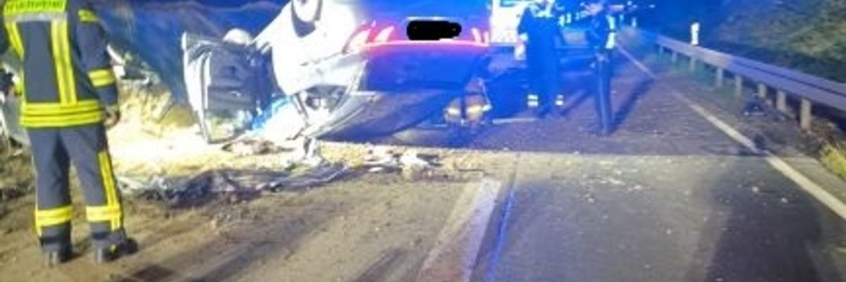 FW-OB: Verkehrsunfall auf der BAB 516 - PKW überschlägt sich