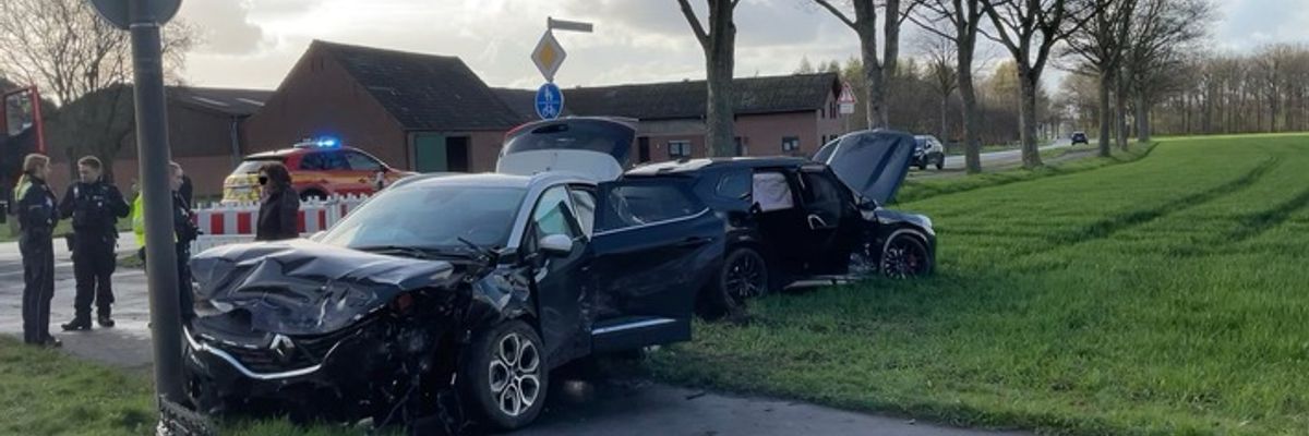 FW Alpen: Verkehrsunfall im Kreuzungsbereich mit zwei Hochvoltfahrzeugen