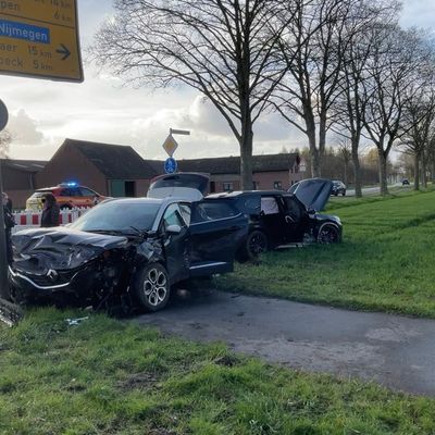 FW Alpen: Verkehrsunfall im Kreuzungsbereich mit zwei Hochvoltfahrzeugen