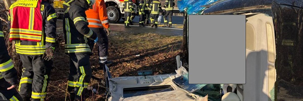 FW-ROW: Schwerer Verkehrsunfall auf der Autobahn 1: Fahrerin von Feuerwehr befreit