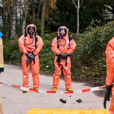 FW-E: Illegal entsorgte Gefahrgutbehälter lösen Feuerwehreinsatz aus