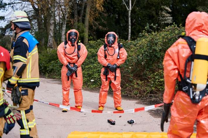 FW-E: Illegal entsorgte Gefahrgutbehälter lösen Feuerwehreinsatz aus