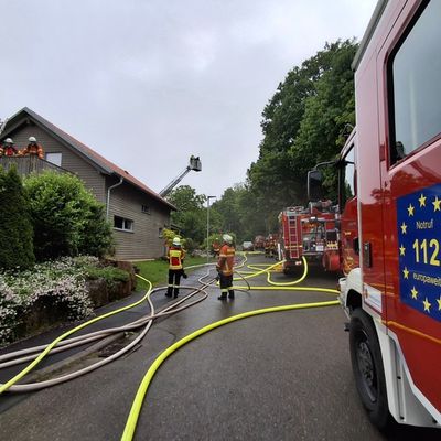 KFV-CW: Schwelbrand nach Blitzeinschlag / Hausbesitzer entdecken Gefahr im Obergeschoss/Feuerwehr öffnet Dachstuhl