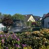 FW-DT: Brennende Gartenhütte - nebenstehende Garage vor den Flammen geschützt