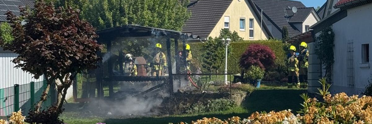FW-DT: Brennende Gartenhütte - nebenstehende Garage vor den Flammen geschützt