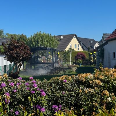 FW-DT: Brennende Gartenhütte - nebenstehende Garage vor den Flammen geschützt