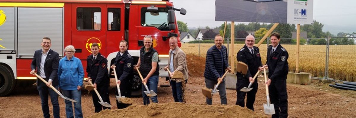 FW Dörentrup: Erster Spatenstich für neues Feuerwehrgerätehaus in Dörentrup- Wendlinghausen / Fertigstellung noch in diesem Jahr geplant