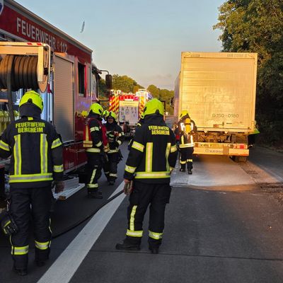 FW Bergheim: LKW brennt auf Autobahn 61 Heißgelaufene Bremse an LKW-Anhänger - Einspurige Sperrung
