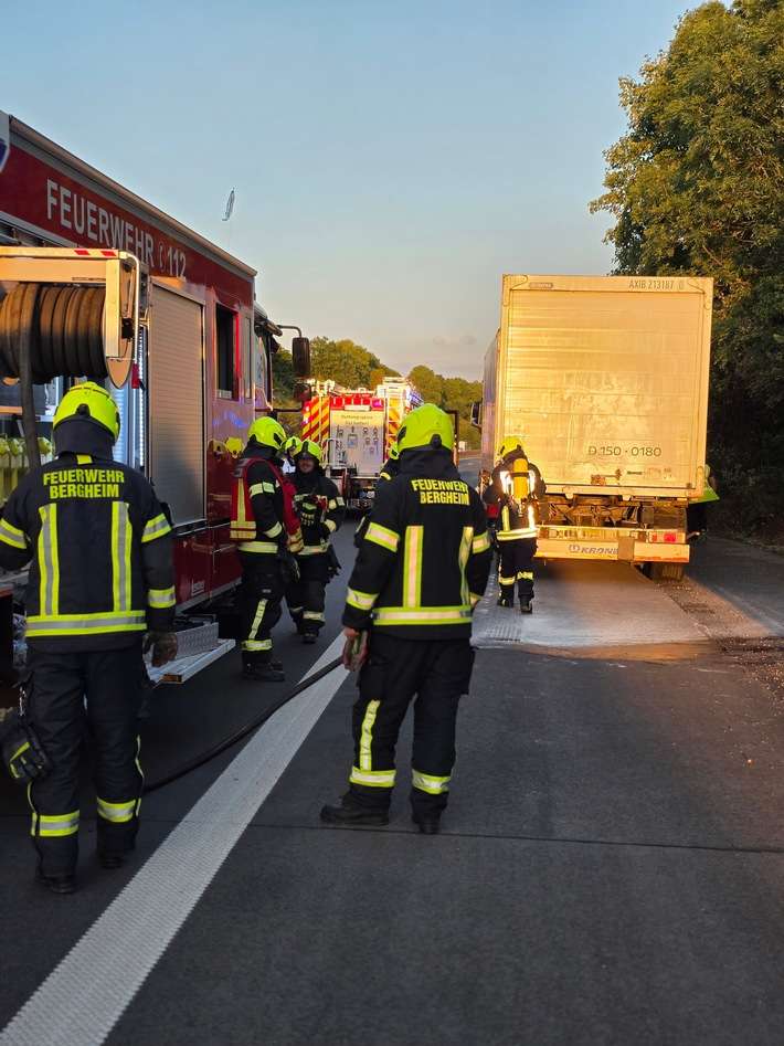 FW Bergheim: LKW brennt auf Autobahn 61 Heißgelaufene Bremse an LKW-Anhänger - Einspurige Sperrung