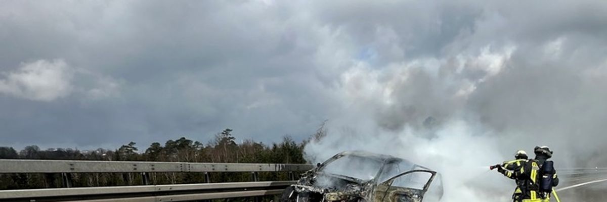 FW-RS: PKW Brand auf der A1 Fahrtrichtung Köln