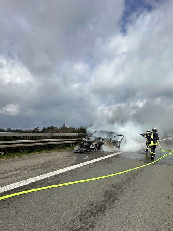FW-RS: PKW Brand auf der A1 Fahrtrichtung Köln
