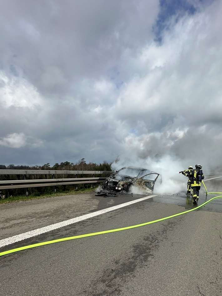 FW-RS: PKW Brand auf der A1 Fahrtrichtung Köln