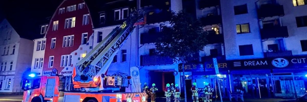 FW Hannover: Küchenbrand: Feuerwehr rettet Person aus brennender Wohnung