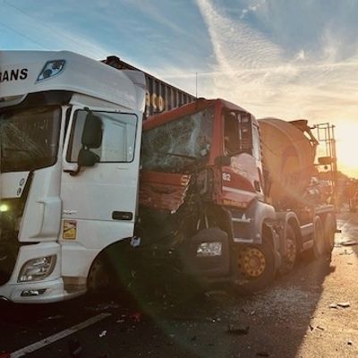 FW Hannover: Die Feuerwehr Hannover wurde heute Morgen zu einem Verkehrsunfall auf die A2 alarmiert. Bei dem Unfall wurde ein LKW-Fahrer verletzt. Die A2 war in Fahrtrichtung Dortmund gesperrt.