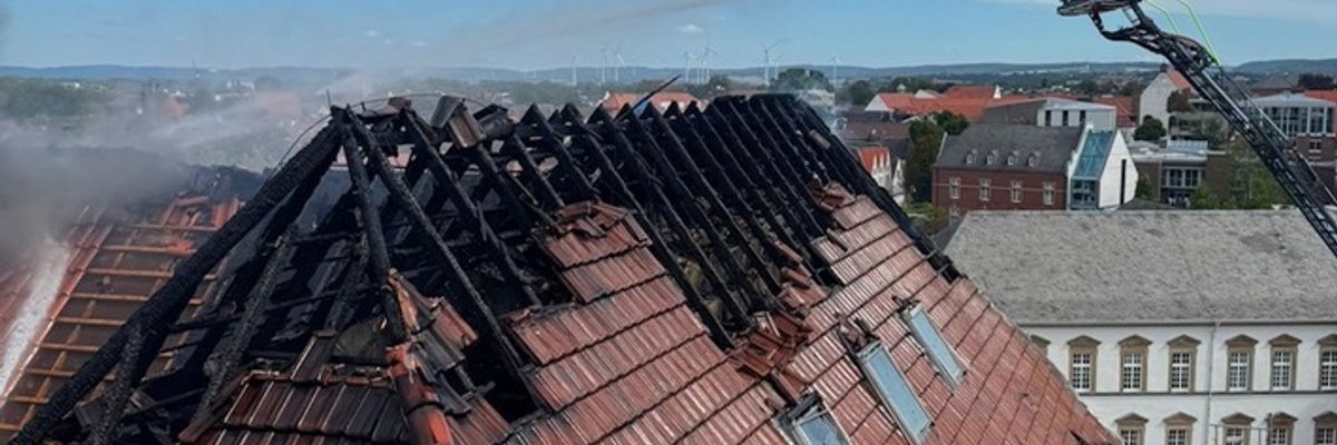 FW Paderborn: Dachstuhlbrand Realschule St. Michael