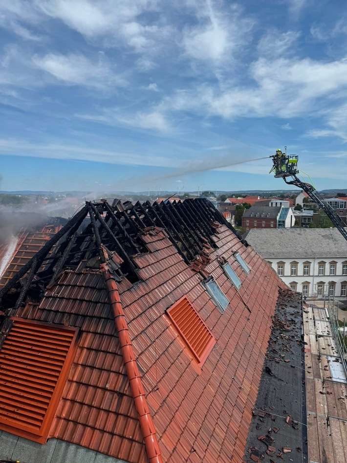 FW Paderborn: Dachstuhlbrand Realschule St. Michael