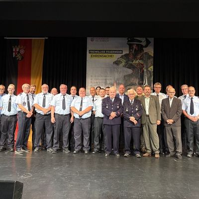 FW VG Asbach: VG-Feuerwehrtag in Windhagen / 19 neue Feuerwehrleute und besondere Jubiläen