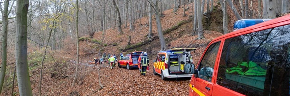 FW Porta Westfalica: 05.12.2025 - Absturz am Jakobsberg / 1 Person schwerverletzt