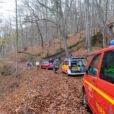 FW Porta Westfalica: 05.12.2025 - Absturz am Jakobsberg / 1 Person schwerverletzt