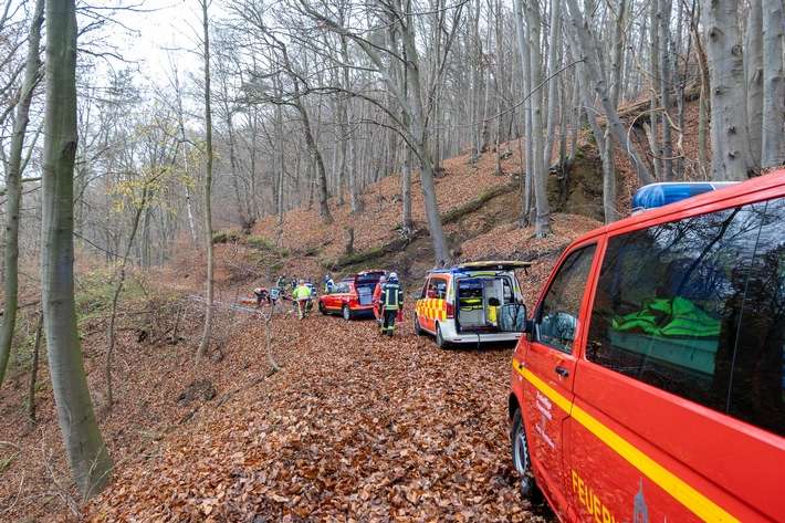 FW Porta Westfalica: 05.12.2025 - Absturz am Jakobsberg / 1 Person schwerverletzt