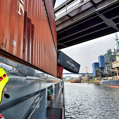 FW-NE: Containerschiff kollidiert mit Brücke | Container stürzen ins Wasser