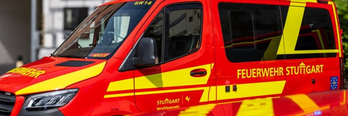 FW Stuttgart: Vollbrand eines PKW - Rauchsäule weithin sichtbar