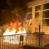 FW-E: Feuer an Sporthalle im Essener Ostviertel - Feuerwehr verhindert Brandausbreitung