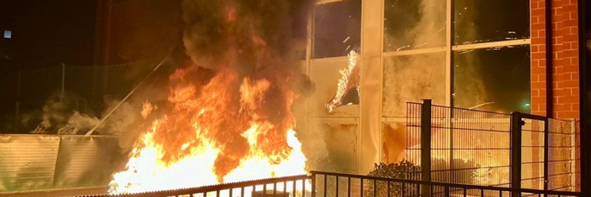 FW-E: Feuer an Sporthalle im Essener Ostviertel - Feuerwehr verhindert Brandausbreitung