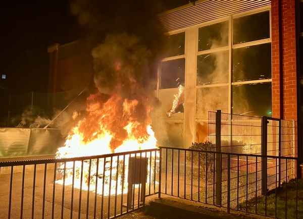 FW-E: Feuer an Sporthalle im Essener Ostviertel - Feuerwehr verhindert Brandausbreitung