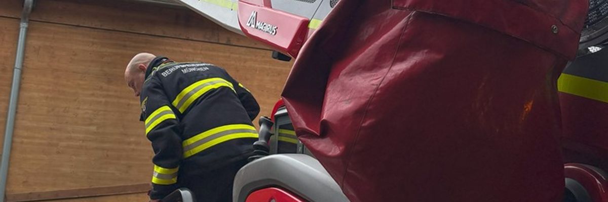 FW-M: Aufstiegshilfe geleistet (Oktoberfest)
