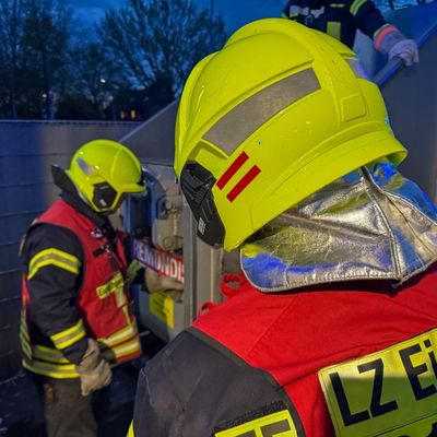 FW Flotwedel: Eine erneute Ölspur und eine qualmende Papierpresse halten die Feuerwehren im Flotwedel auf Trab