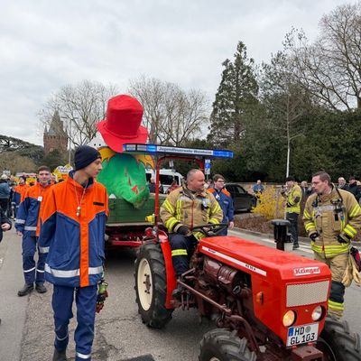 FW Weinheim: Jugendfeuerwehr Weinheim beteiligt sich mit kreativem Motivwagen am Sommertagszug