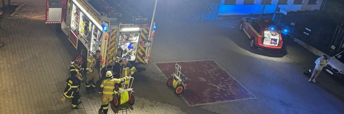 FW-EN: Brand im Patientenzimmer im Wohnheim am Millöcker Weg - Bewohner aus verrauchtem Zimmer gerettet - Vier Betroffene, zwei Verletzte