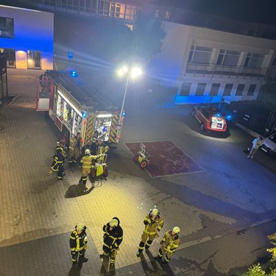 FW-EN: Brand im Patientenzimmer im Wohnheim am Millöcker Weg - Bewohner aus verrauchtem Zimmer gerettet - Vier Betroffene, zwei Verletzte