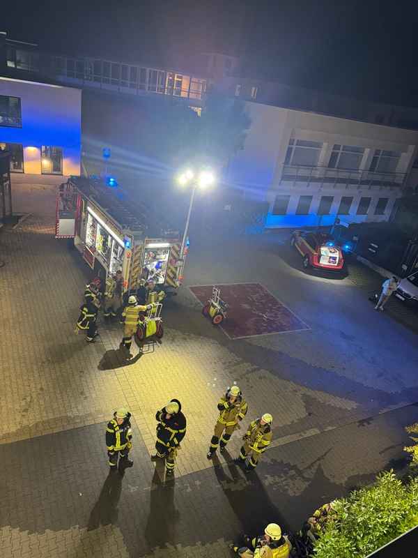 FW-EN: Brand im Patientenzimmer im Wohnheim am Millöcker Weg - Bewohner aus verrauchtem Zimmer gerettet - Vier Betroffene, zwei Verletzte