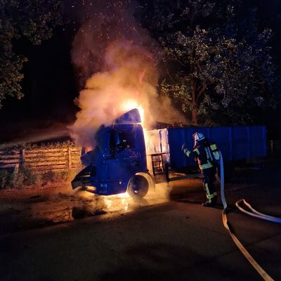 FW Celle: LKW-Brand direkt vor dem Feuerwehrhaus