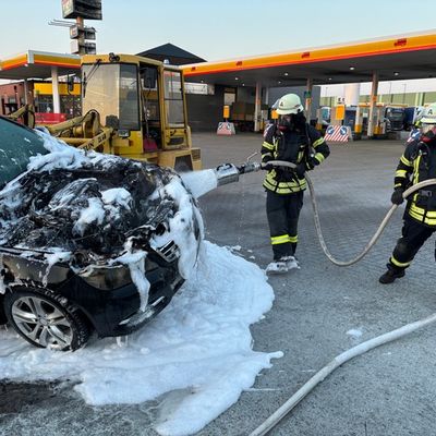 FW-ROW: Pkw gerät in Brand - eine Person verletzt